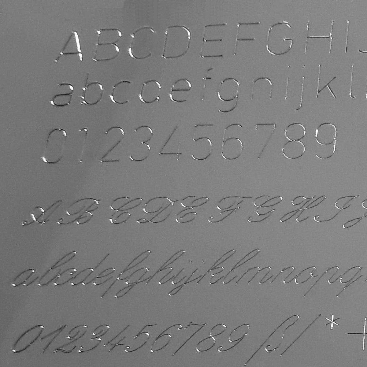 Gravurmuster in Druckschrift und Schreibschrift