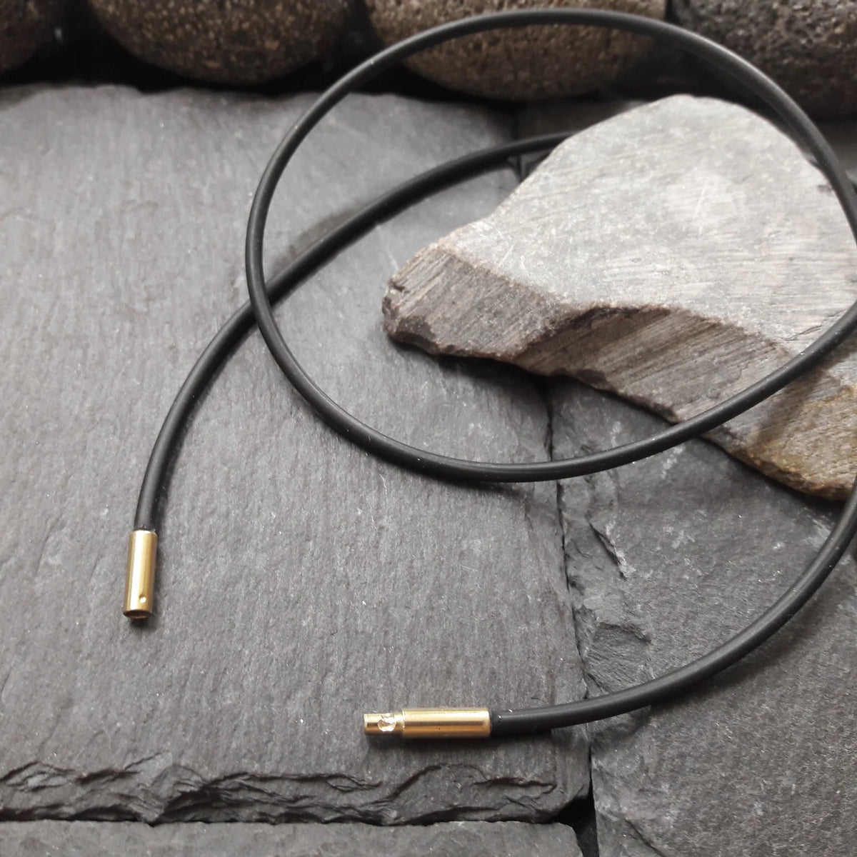 2 mm Kautschukkette mit Gelbgold Bajonettverschluss