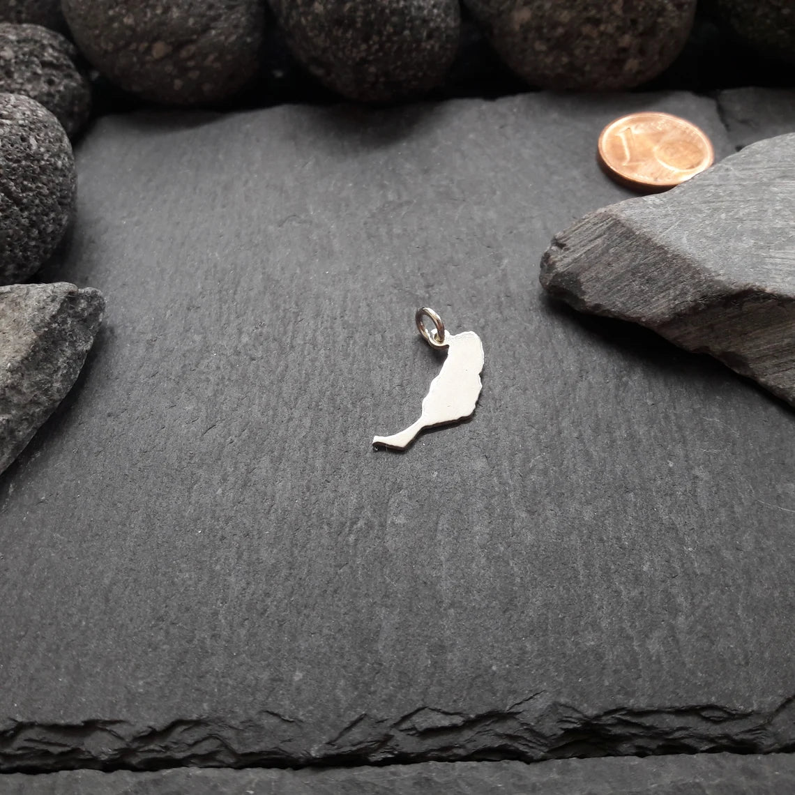 Produktbeispiel: Ein ausgesägter Landkarten-Anhänger in Form von Fuerteventura aus poliertem 925er Silber. Wähle dein gewünschtes Land einfach über das Drop-down-Menü aus.