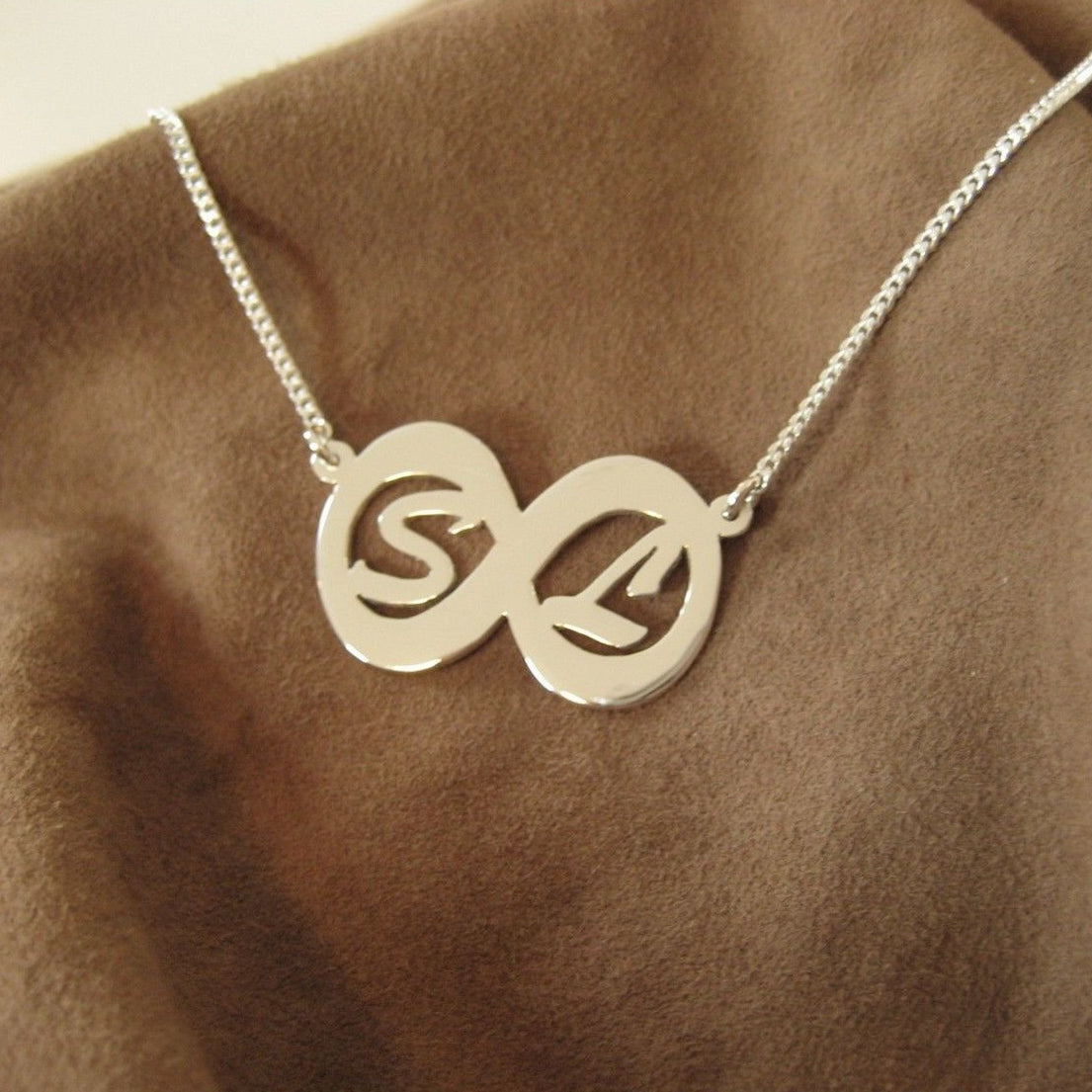 Personalisierte Unendlich-Symbolkette mit zwei Großbuchstaben aus 925er Silber (NK13)