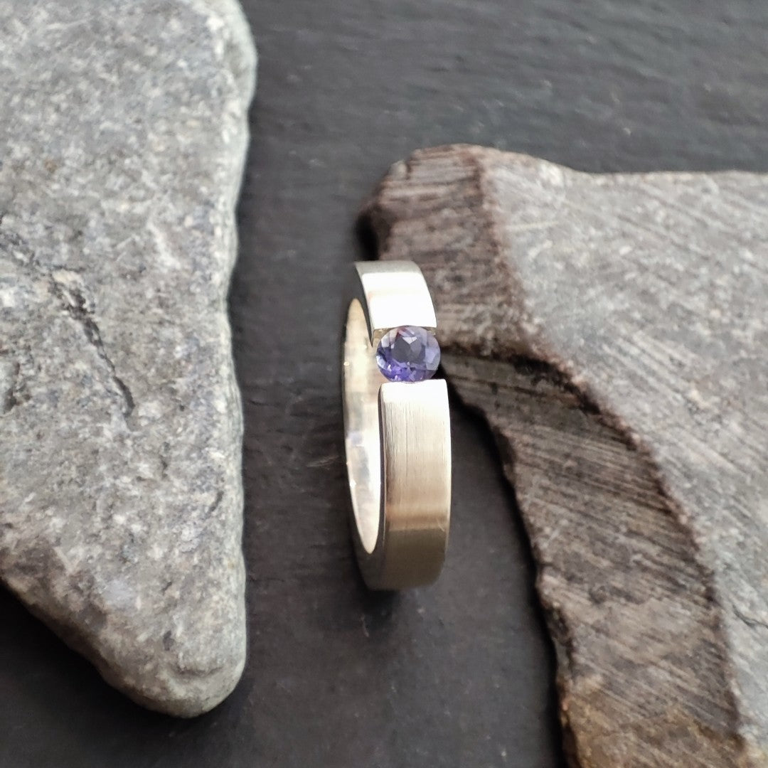 Massiver Silberring aus 925er Silber mit einem Iolith (SR4/IL)