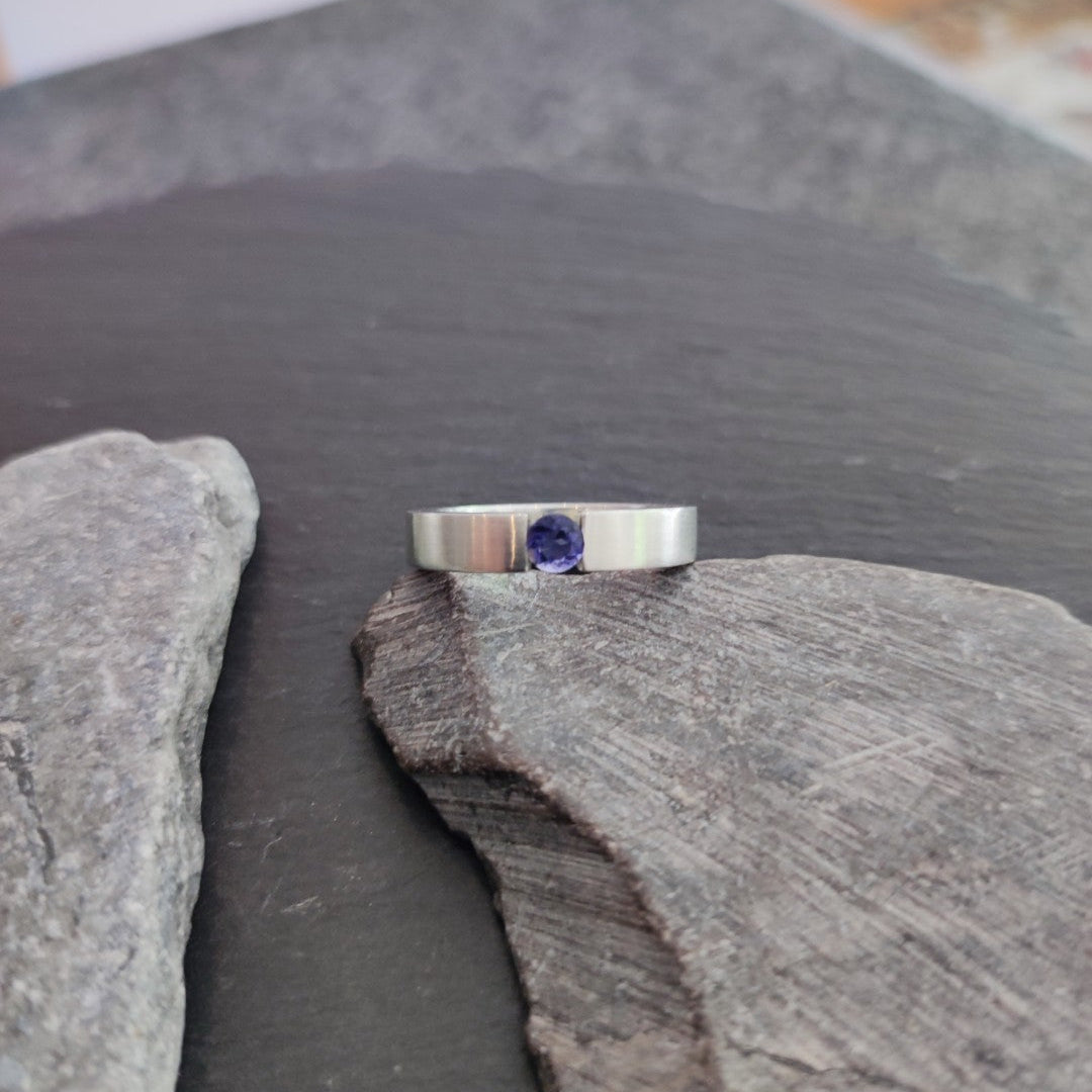 Massiver Silberring aus 925er Silber mit einem Iolith (SR4/IL)