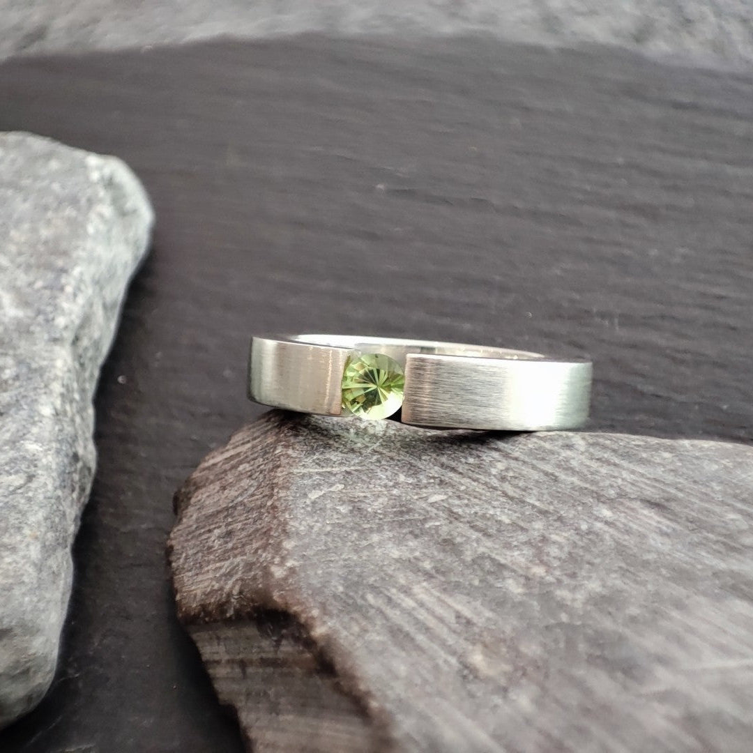 Massiver Silberring aus 925er Silber mit einem Peridot (SR4/PE)