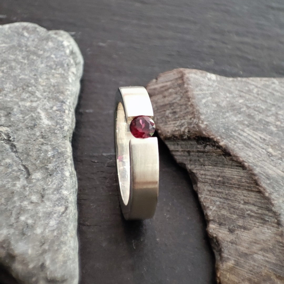 Massiver Silberring aus 925er Silber mit einem Rhodolith (SR4/RH)