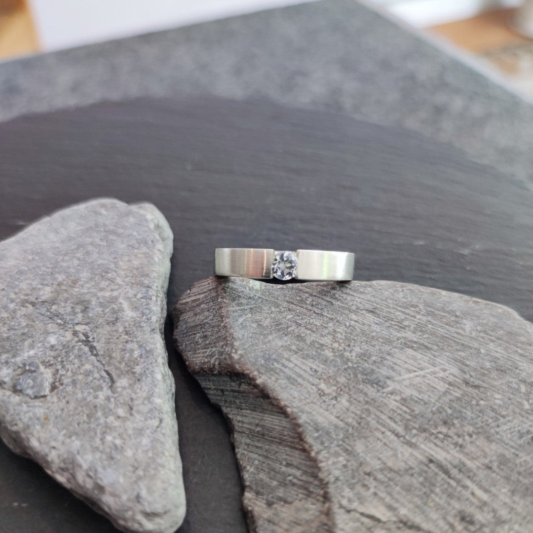Massiver Silberring aus 925er Silber mit einem Sky Blue Topas (SR4/SKBT)