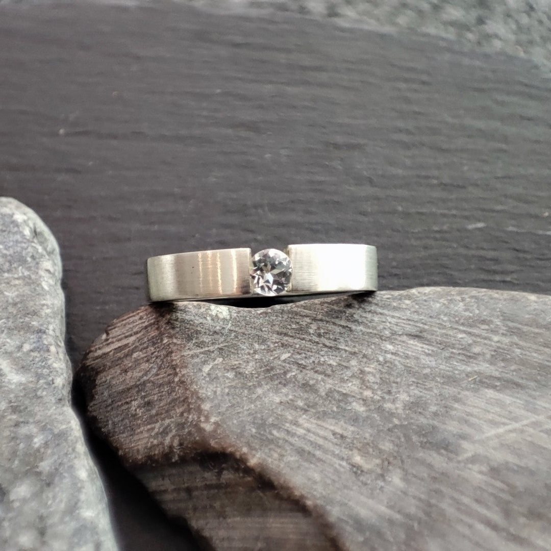 Massiver Silberring aus 925er Silber mit einem Zirkonia (SR4/ZI)
