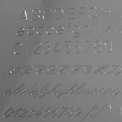 Gravurmuster in Druckschrift und Schreibschrift