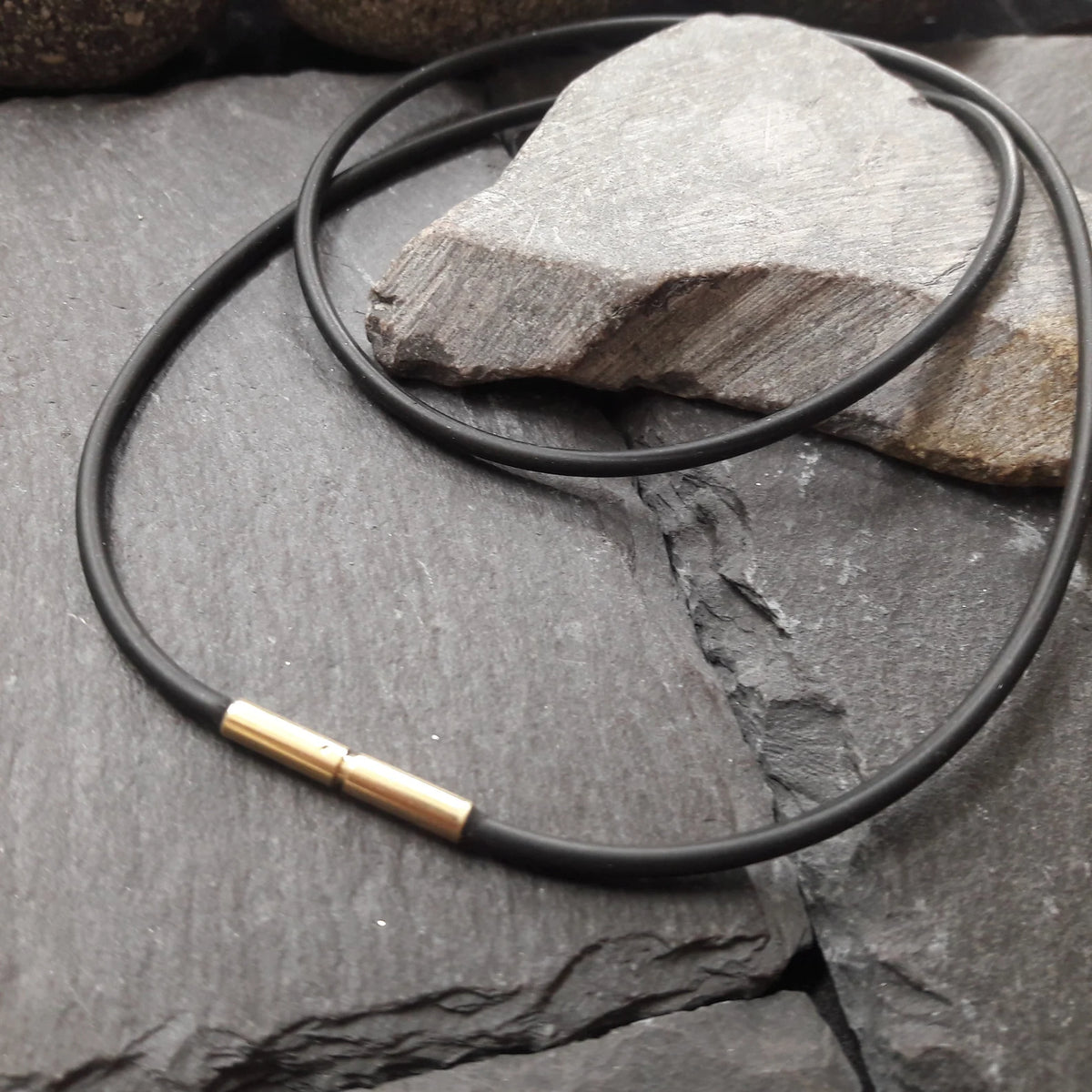 2 mm Kautschukkette mit Gelbgold Bajonettverschluss
