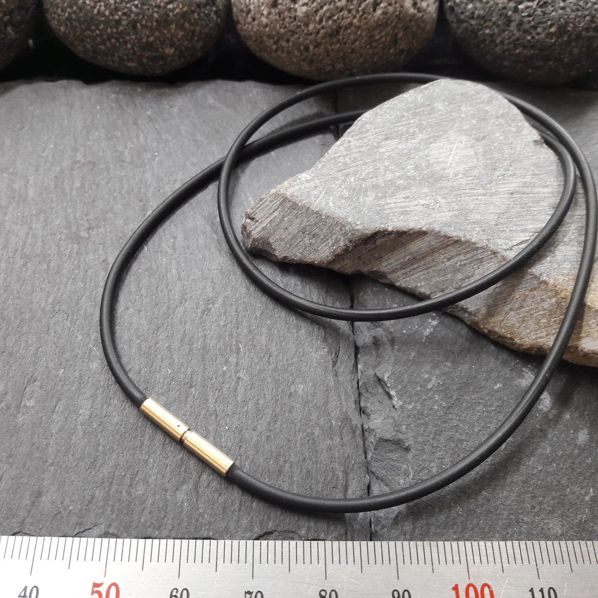 2 mm Kautschukkette mit Gelbgold Bajonettverschluss