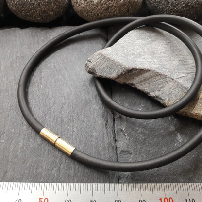 4 mm Kautschukkette mit Gelbgold Bajonettverschluss