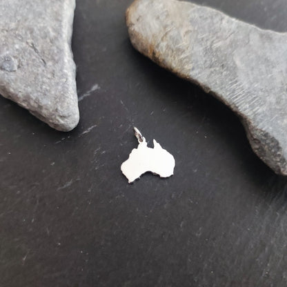 Produktbeispiel: Ein ausgesägter Landkarten-Anhänger in Form von Australien aus poliertem 925er Silber. Wähle dein gewünschtes Land einfach über das Drop-down-Menü aus.