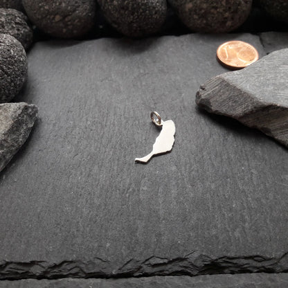 Produktbeispiel: Ein ausgesägter Landkarten-Anhänger in Form von Fuerteventura aus poliertem 925er Silber. Wähle dein gewünschtes Land einfach über das Drop-down-Menü aus.
