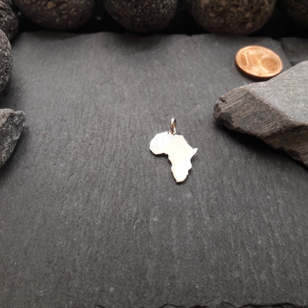 Produktbeispiel: Ein ausgesägter Landkarten-Anhänger in Form von Afrika aus poliertem 925er Silber. Wähle dein gewünschtes Land einfach über das Drop-down-Menü aus.