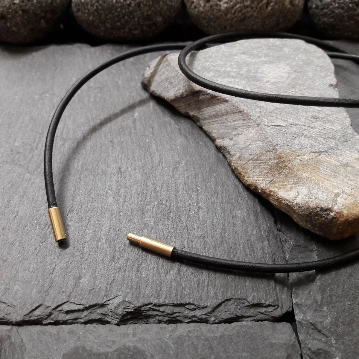 2 mm Lederkette mit Gelbgold Bajonettverschluss