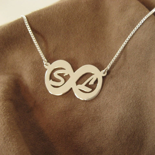 Personalisierte Unendlich-Symbolkette mit zwei Großbuchstaben aus 925er Silber (NK13)