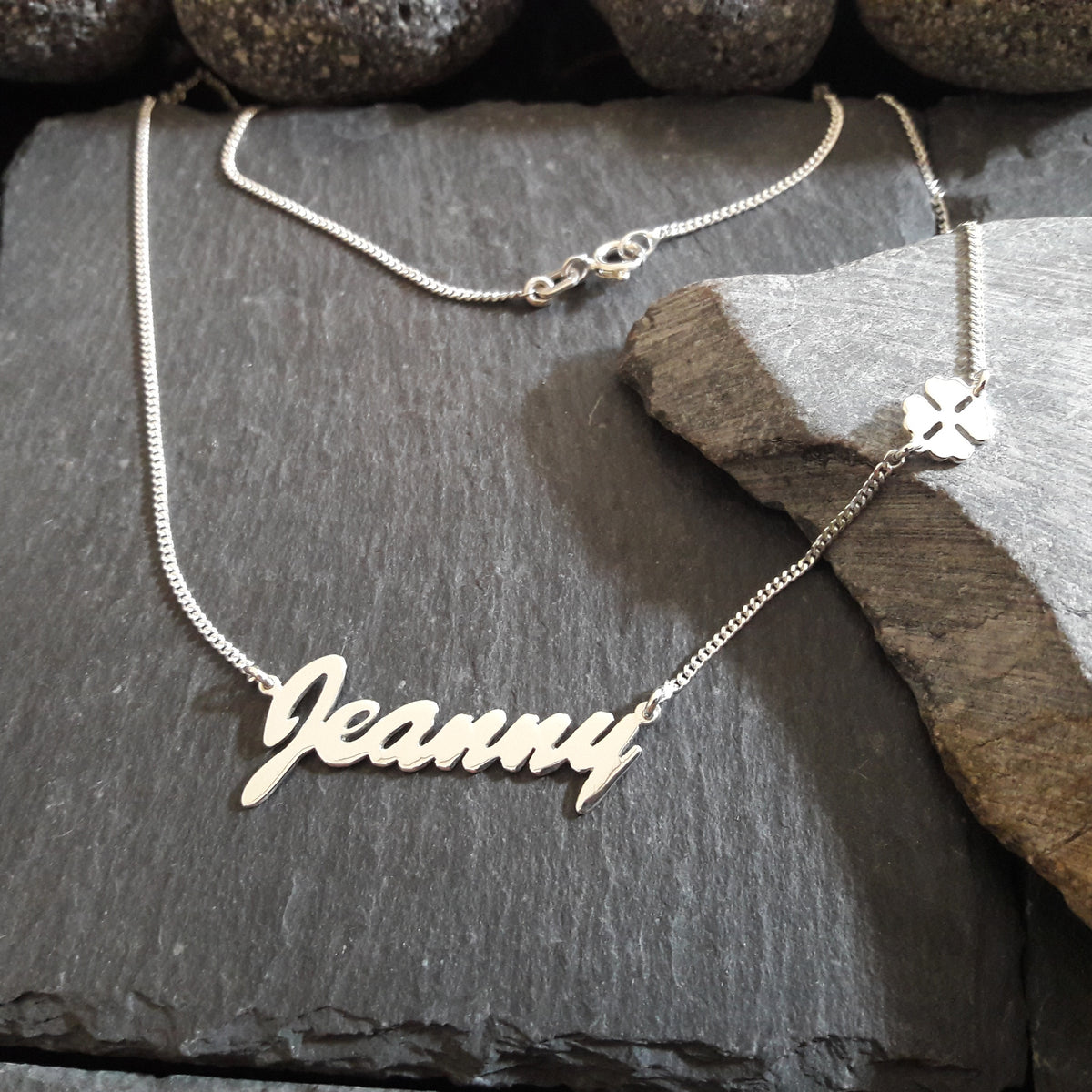Personalisierte Namenskette mit Wunschname und Glücksklee-Anhänger aus 925er Silber (NK72)