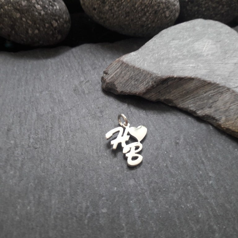 Anhänger mit zwei Großbuchstaben & einem Herz aus 925er Silber (NK16)
