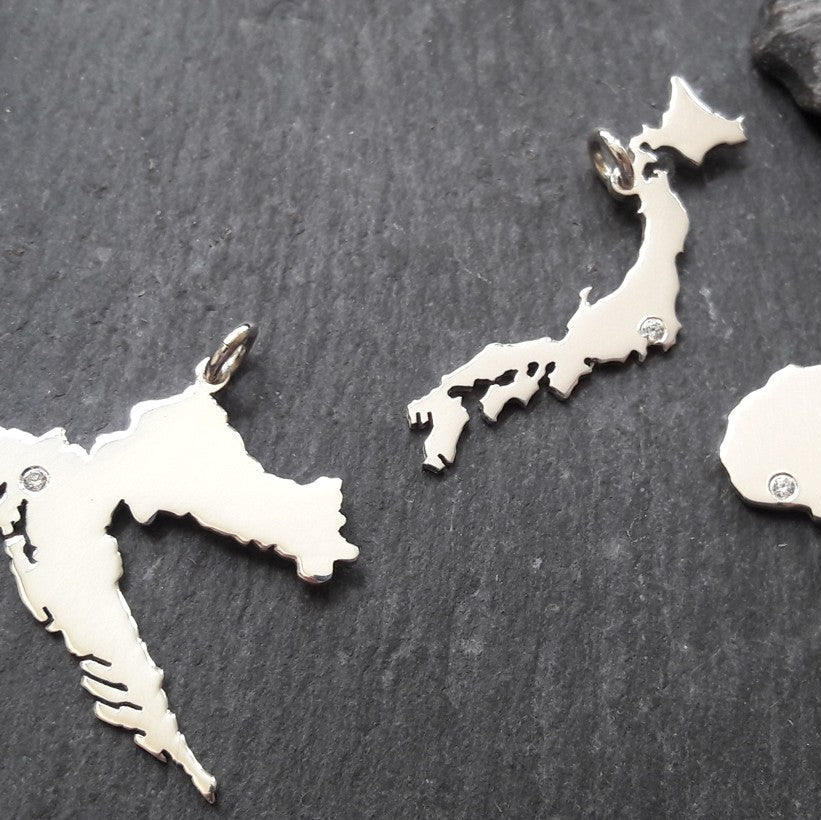 Personalisierung unserer Landkartenanhänger mit einem 0,01 ct Brillant