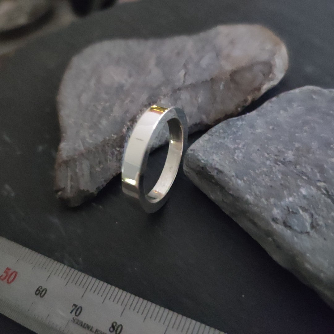 Massiver Silberring aus 925er Silber, 4 mm Breit - 2,5 mm Stark (SR4/2,5)