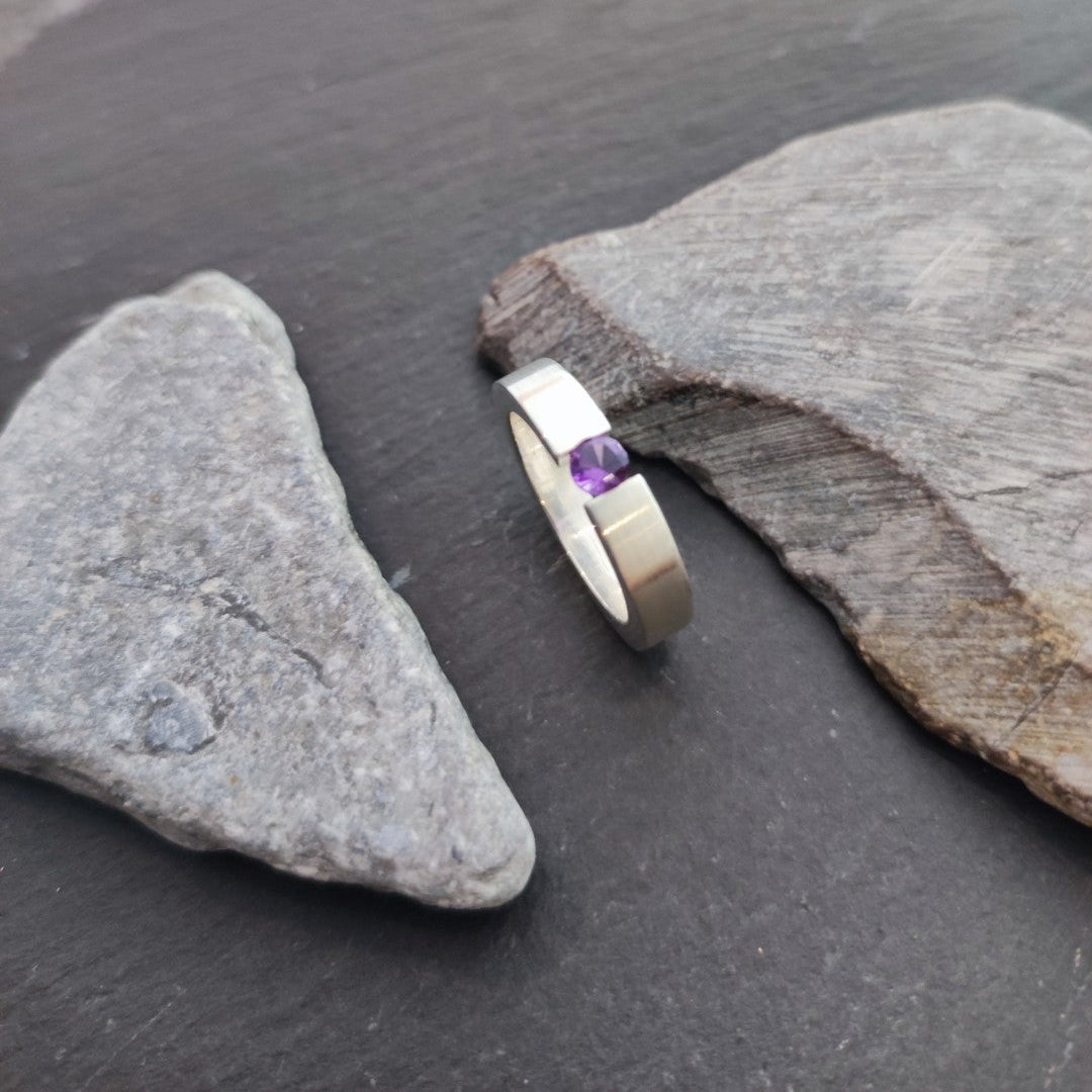 Massiver Silberring aus 925er Silber mit einem Amethyst (SR4/AM)