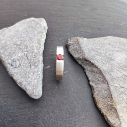 Massiver Silberring aus 925er Silber mit einem Granat (SR4/GR)