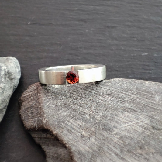 Massiver Silberring aus 925er Silber mit einem Granat (SR4/GR)