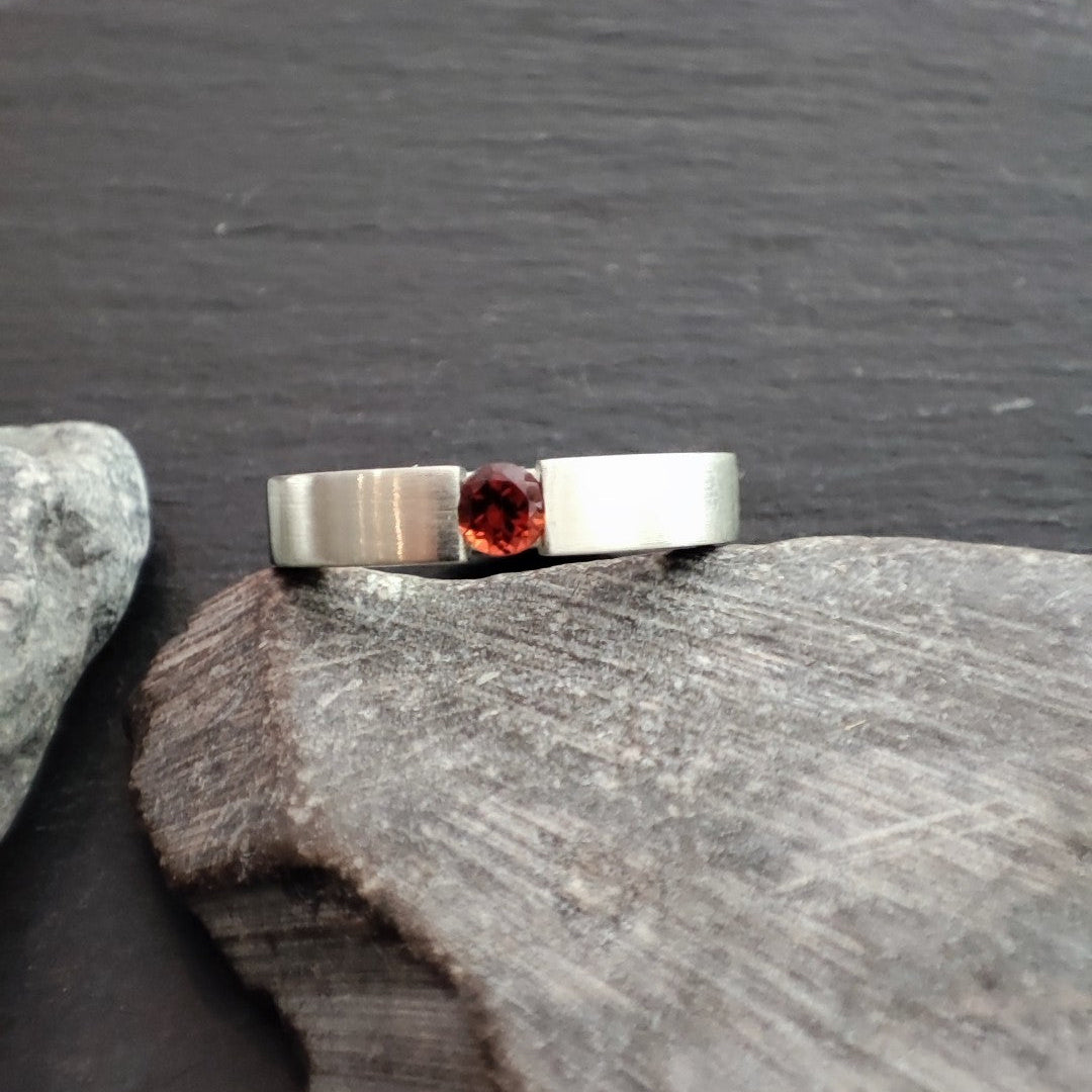 Massiver Silberring aus 925er Silber mit einem Granat (SR4/GR)