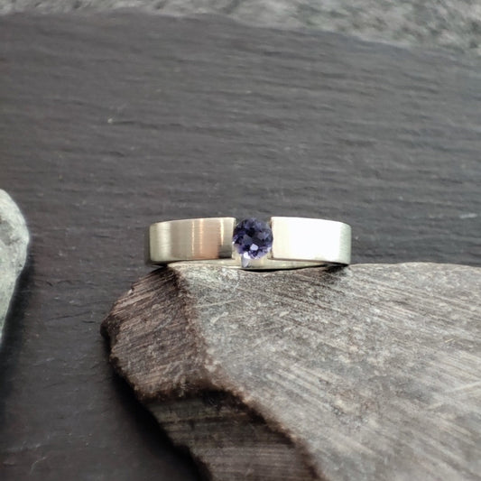 Massiver Silberring aus 925er Silber mit einem Iolith (SR4/IL)