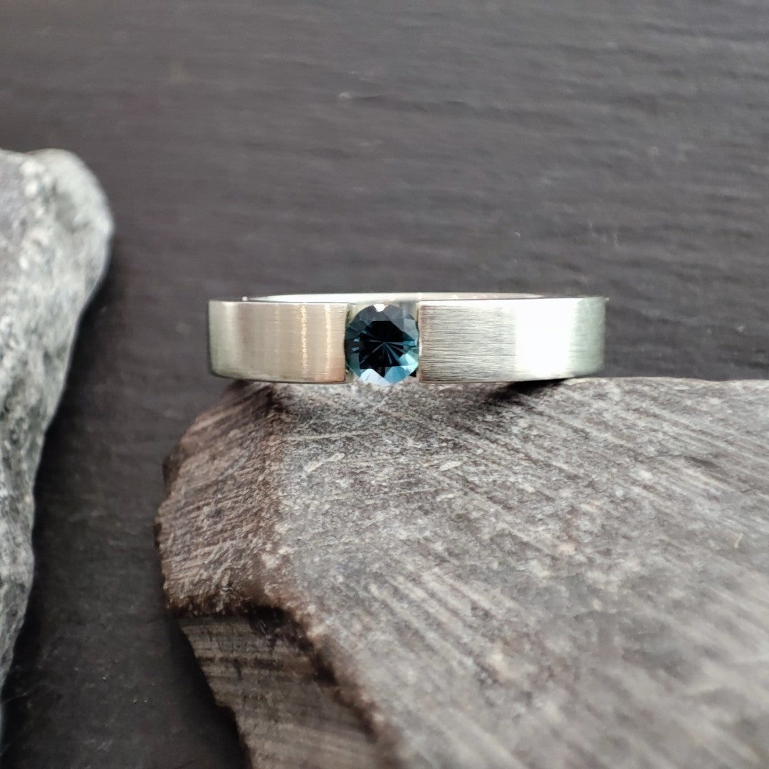 Massiver Silberring aus 925er Silber mit einem London Blue Topas (SR4/LBT)