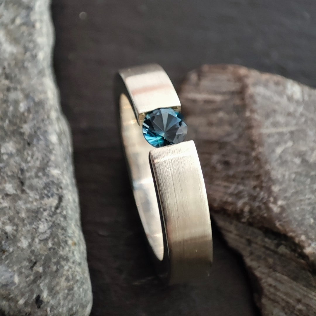 Massiver Silberring aus 925er Silber mit einem London Blue Topas (SR4/LBT)