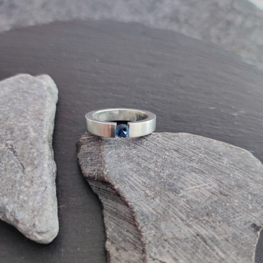 Massiver Silberring aus 925er Silber mit einem London Blue Topas (SR4/LBT)
