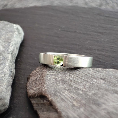 Massiver Silberring aus 925er Silber mit einem Peridot (SR4/PE)