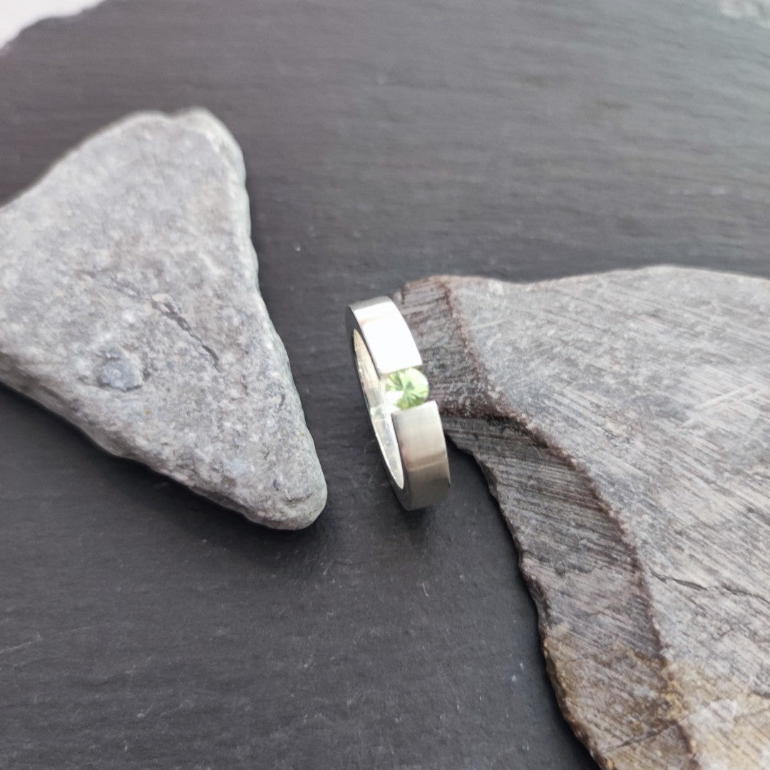 Massiver Silberring aus 925er Silber mit einem Peridot (SR4/PE)