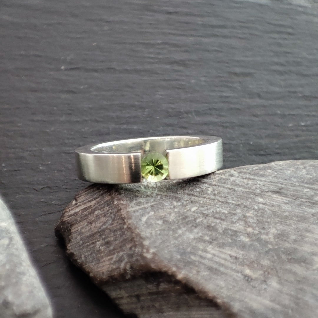 Massiver Silberring aus 925er Silber mit einem Peridot (SR4/PE)
