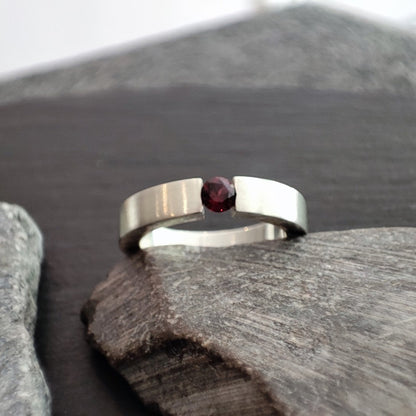 Massiver Silberring aus 925er Silber mit einem Rhodolith (SR4/RH)