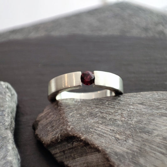 Massiver Silberring aus 925er Silber mit einem Rhodolith (SR4/RH)