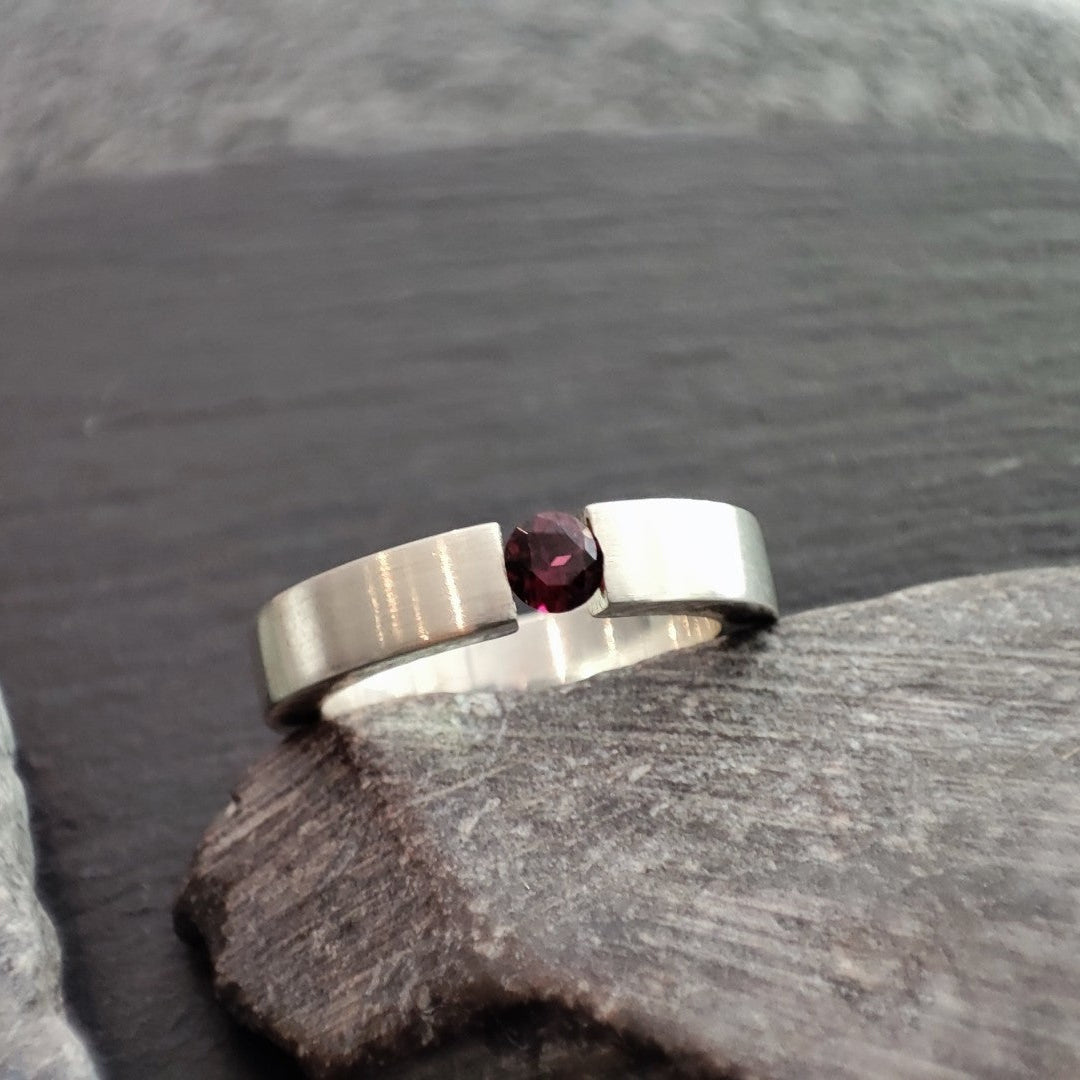 Massiver Silberring aus 925er Silber mit einem Rhodolith (SR4/RH)