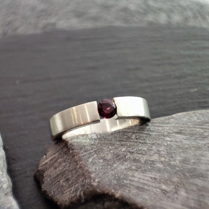 Massiver Silberring aus 925er Silber mit einem Rhodolith (SR4/RH)