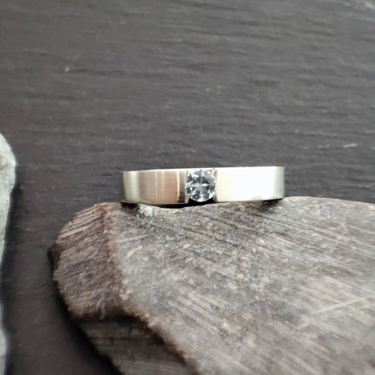 Massiver Silberring aus 925er Silber mit einem Sky Blue Topas (SR4/SKBT)