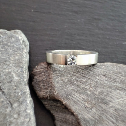 Massiver Silberring aus 925er Silber mit einem Zirkonia (SR4/ZI)