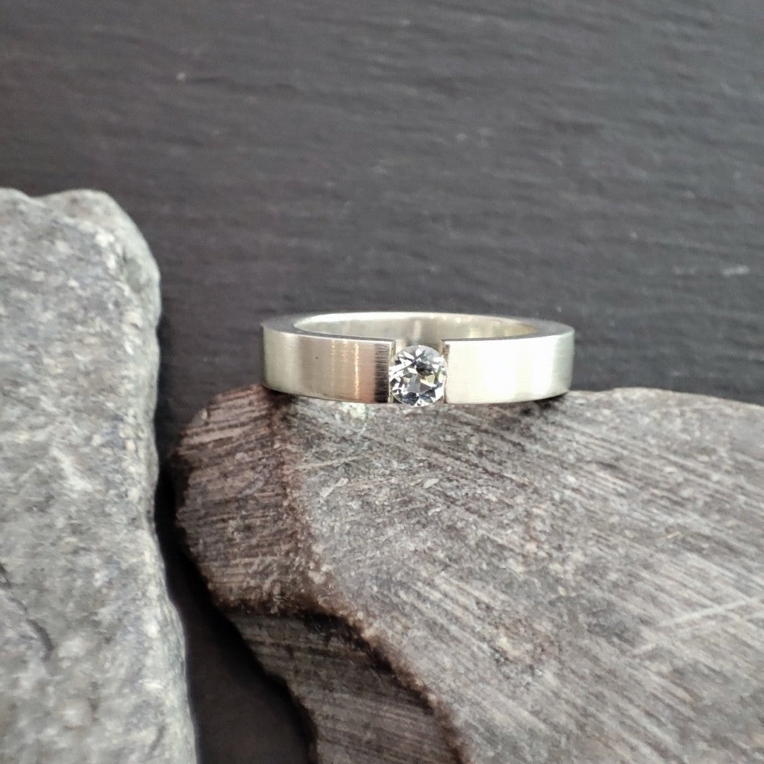Massiver Silberring aus 925er Silber mit einem Zirkonia (SR4/ZI)