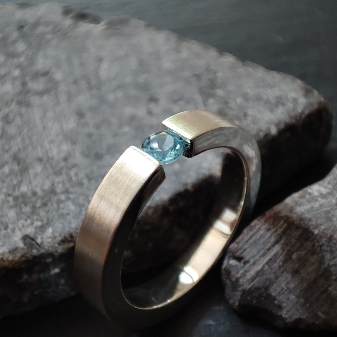 Massiver Silberring aus 925er Silber mit einem Swiss Blue Topas (SR4/SB)