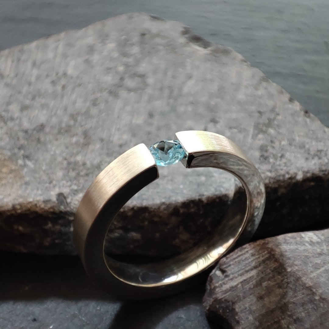 Massiver Silberring aus 925er Silber mit einem Swiss Blue Topas (SR4/SB)