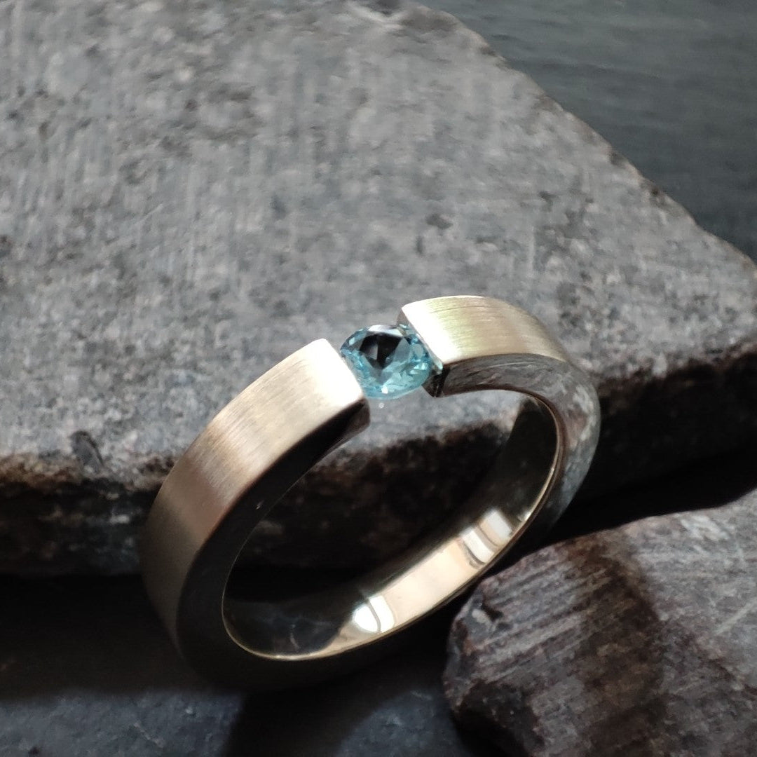 Massiver Silberring aus 925er Silber mit einem Swiss Blue Topas (SR4/SB)